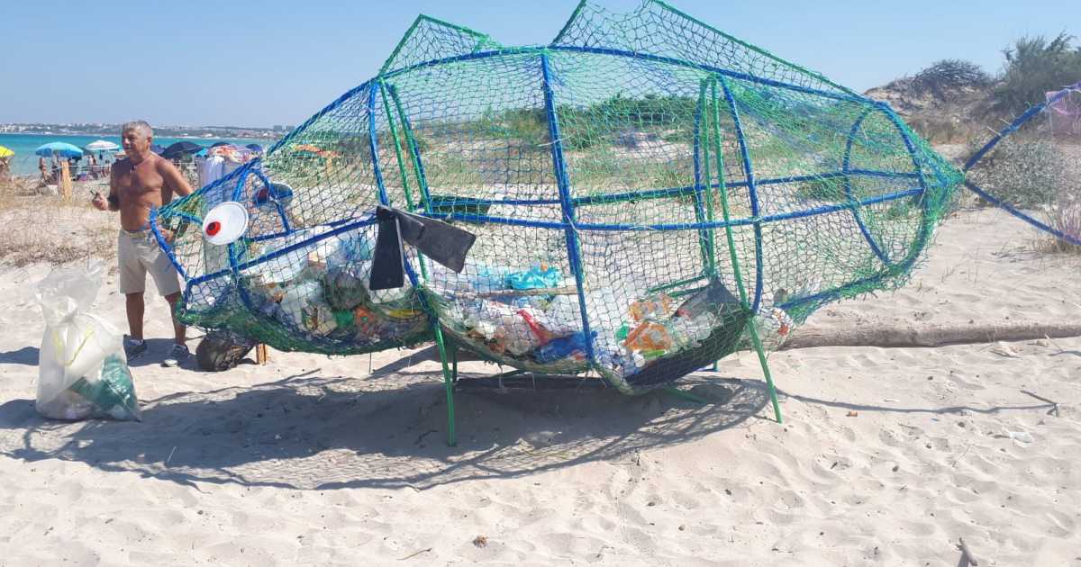 Bari, lungo la costa arrivano i "pesci mangiaplastica"